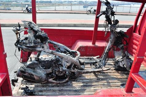 Hiện trường vụ cháy xe máy vào sáng 7/3 tại cầu cầu Mân Quang (P.Thọ Quang, Q.Sơn Trà, TP.Đà Nẵng).